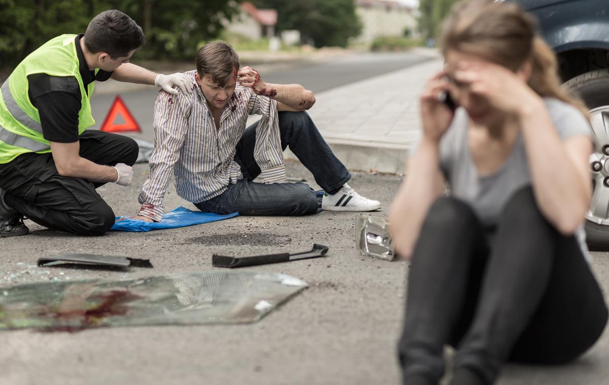 Prometna nesreča | V Sloveniji po statističnih podatkih le 2,7 osebe od desetih pristopi k ponesrečencu in mu nudi prvo pomoč.