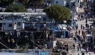 V požaru v grškem centru za migrante dva mrtva #video