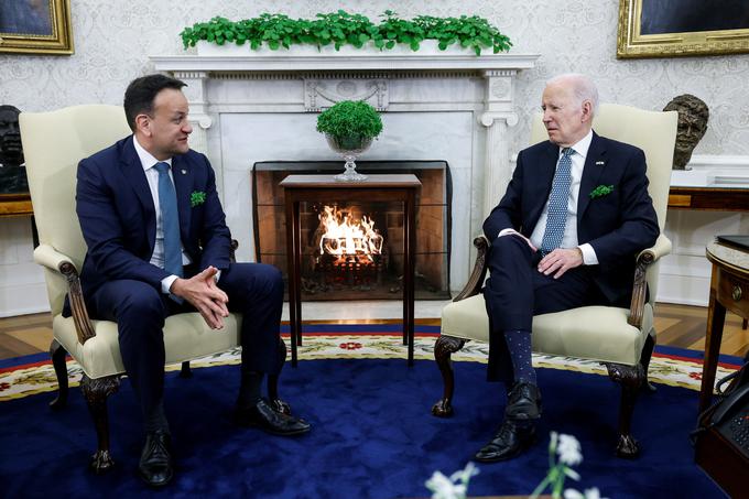 Ameriški predsednik Joe Biden je v skladu s tradicijo ob irskem nacionalnem prazniku v Beli hiši sprejel irskega premierja Lea Varadkarja. | Foto: Reuters