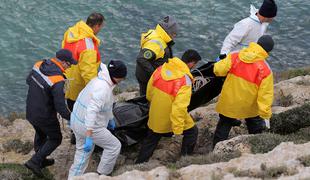V brodolomu čolna z migranti več mrtvih, med njimi tudi nosečnica #video