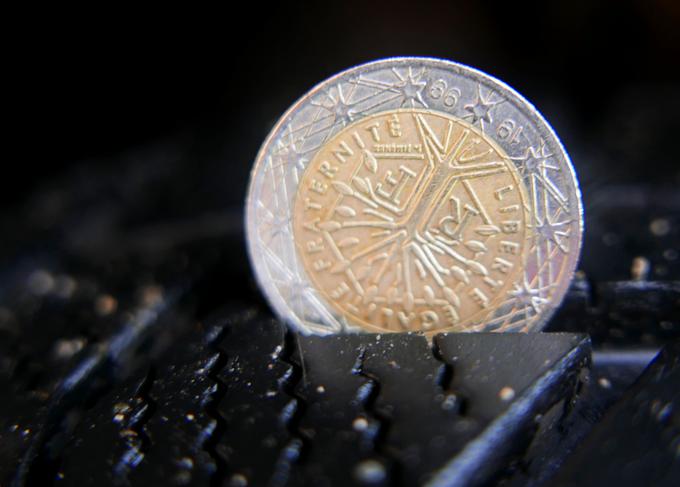 Kovanec za 2 evra razkriva, da ima ta zimska guma še dovolj profila.  | Foto: Gregor Pavšič