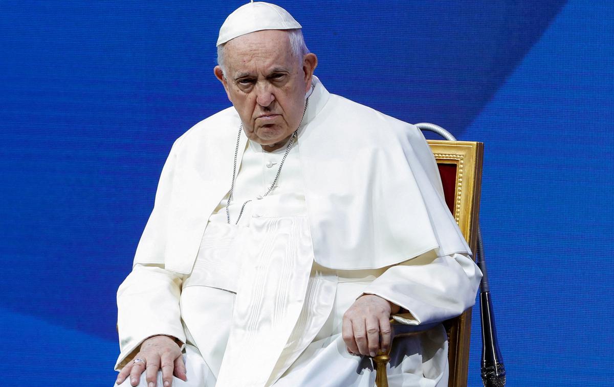 Papež Frančišek | "Glede na to, da je za vzgojo otrok potrebno vse več denarja, ljudje spreminjajo svoje prioritete," je dejal papež Frančišek.  | Foto Reuters