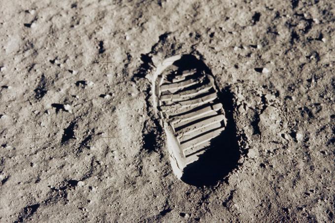 Odtis čevlja astronavta Buzza Aldrina v finem Luninem pesku. | Foto: Reuters
