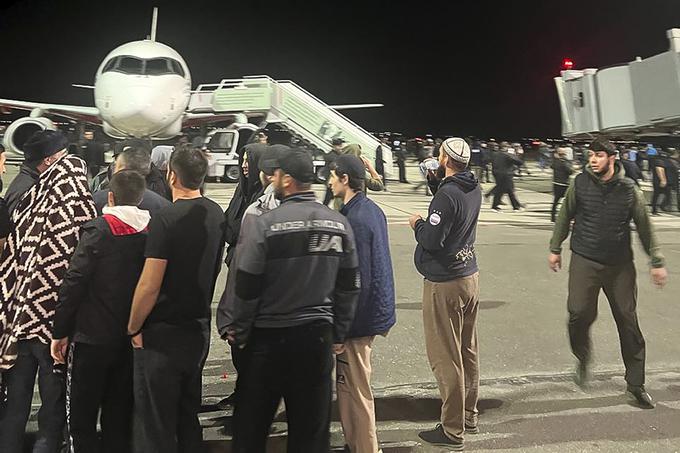 Pred vstopom v letališko stavbo je več protestnikov poskušalo ljudem, ko so zapuščali letališče, pregledati potne liste, iskali pa naj bi izraelske državljane.  | Foto: Gulliverimage