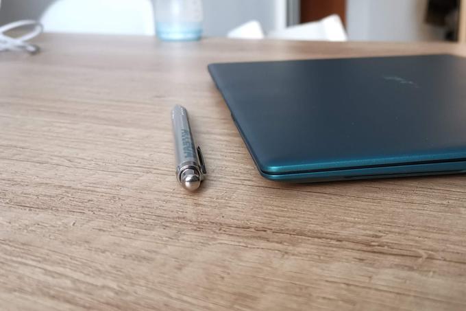 Primerjava debeline prenosnega računalnika Huawei MateBook X in povprečnega kemičnega svinčnika. | Foto: Matic Tomšič