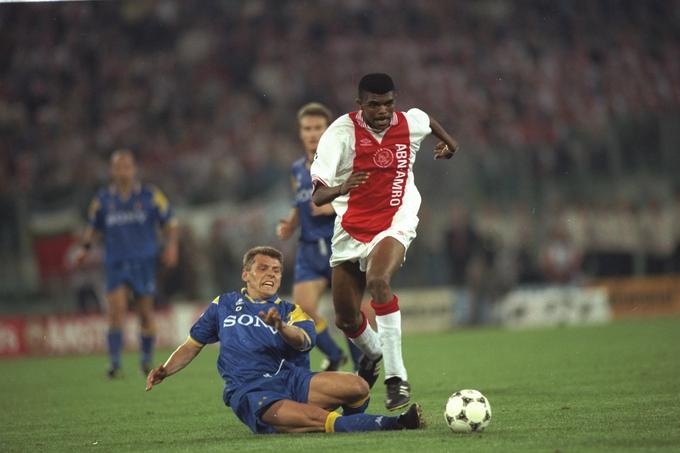 Akcija Srba Vladimira Jugovića in Nigerijca Nwankwa Kanuja v velikem finalu med Ajaxom in Juventusom leta 1996 v Rimu. | Foto: Getty Images