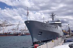 V Koper danes vplula Natova vojaška ladja #foto