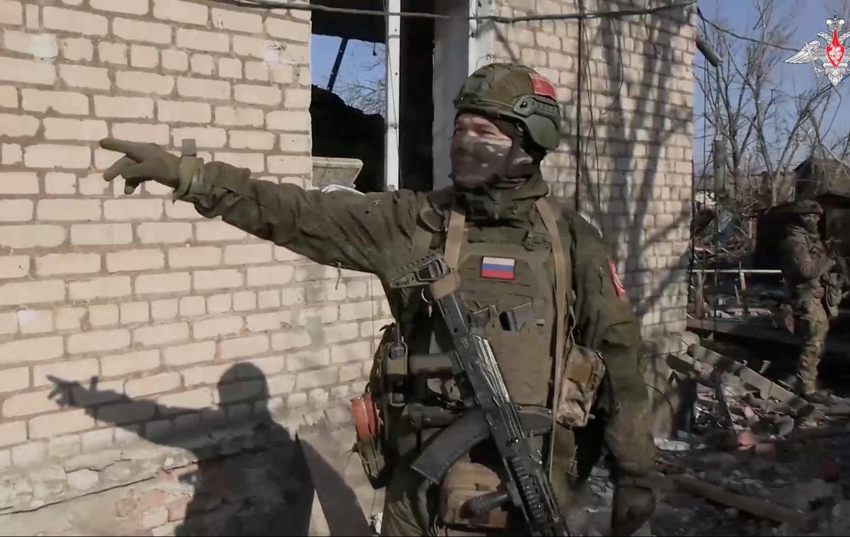Ruski vojak, vojna, Ukrajina | Rusija je v zadnjih tednih prvič po tem, ko je maja lani prevzela nadzor nad Bahmutom, napredovala na fronti. | Foto Reuters