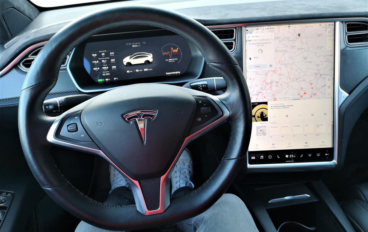 Tesla X | Vsaj v Evropi je mogoče tesle, ne da bi vmes vsaj malo prijeli za volan in tako sistemu potrdili, da nadzorujemo vožnjo, brez rok peljati zelo malo časa. | Foto Gregor Pavšič