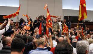 V makedonski parlament vdrli nasilni protestniki #foto #video