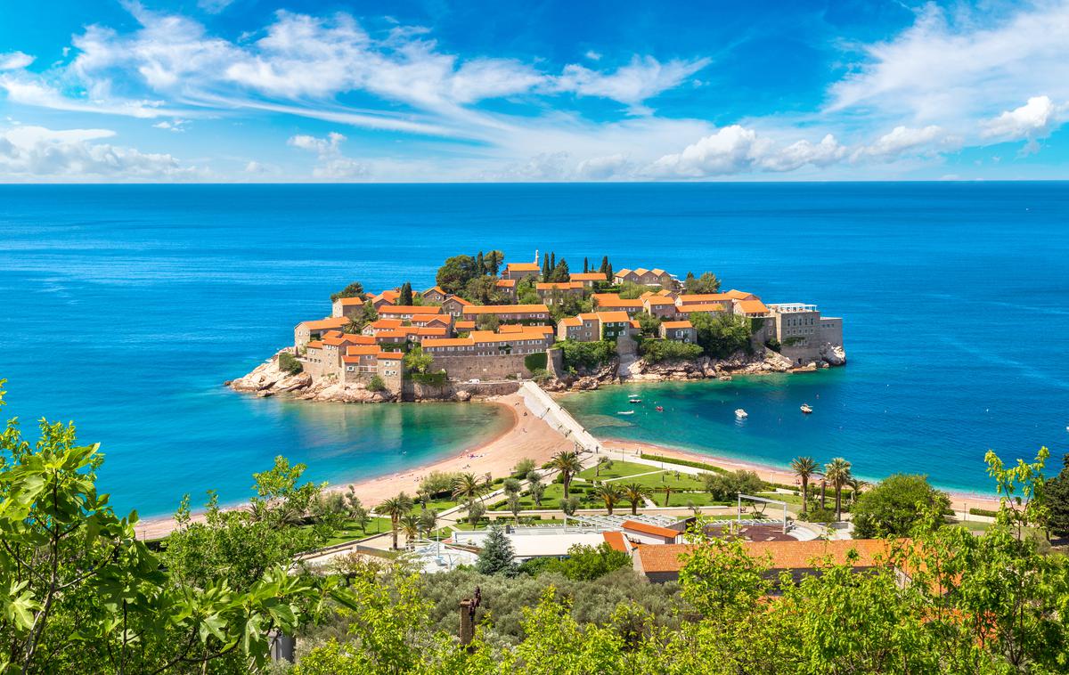 Črna gora | V črnogorski turistični organizaciji so za RSE ocenili, da bodo cene v hotelih na območju Budve, najbolj obiskanega obmorskega mesta v Črni gori, višje za sedem do 20 odstotkov. | Foto Shutterstock