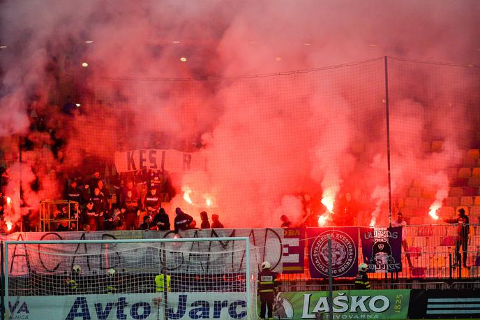 Viole Maribor Domžale | Navijači Maribora so v Sežani zaradi prižiganja bakel na tribunah poskrbeli za novo kazen. | Foto Mario Horvat/Sportida