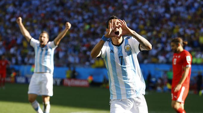 V osmini finala je bilo zelo tesno tudi na srečanju med Argentino in Švico. Zmagovalca je v 118. minuti odločil Angel Di Maria, gavči so vendarle preskočili slovenskega krvnika v kvalifikacijah. | Foto: Reuters