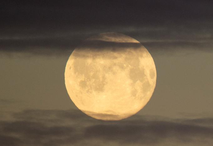 Ta luna je tudi na sredini 12. meseca po kitajskem lunarnem koledarju. | Foto: Reuters