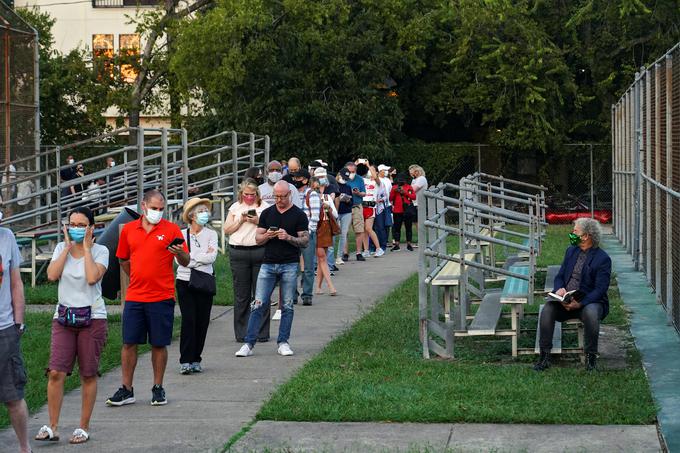 V nekaterih ameriških zveznih državah lahko volivci že predčasno glasujejo. Na fotografiji so volivci v Houstonu v Teksasu, ki v vrsti čakajo pred voliščem. | Foto: Reuters