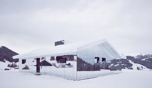 Hiša v Alpah, ki se zaradi zrcalnih sten zlije z okoljem #foto