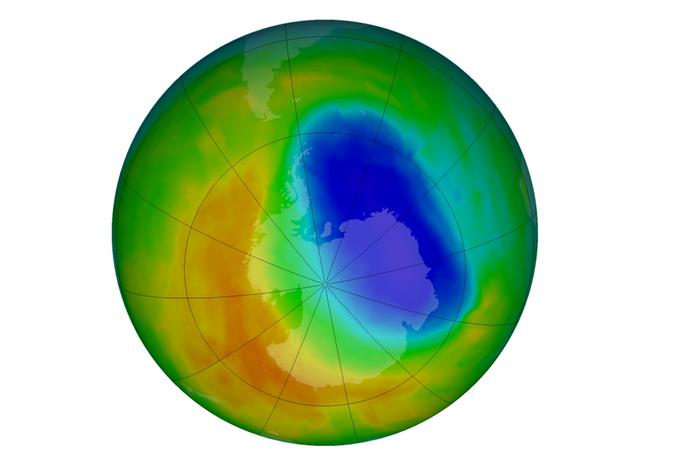Ozonska luknja nad Antarktiko se je začela krčiti. Strokovnjaki so v najnovejši raziskavi ugotovili, da se je od leta 2000 do danes ozonska luknja skrčila za štiri milijone kvadratnih kilometrov. Gre za območje v velikosti Indije. Do krčenja ozonske luknje je prišlo šele desetletja po tem, ko je bil sklenjen sporazum za postopno opuščanje določenih industrijskih in potrošniških snovi, ki onesnažujejo ozračje. | Foto: 