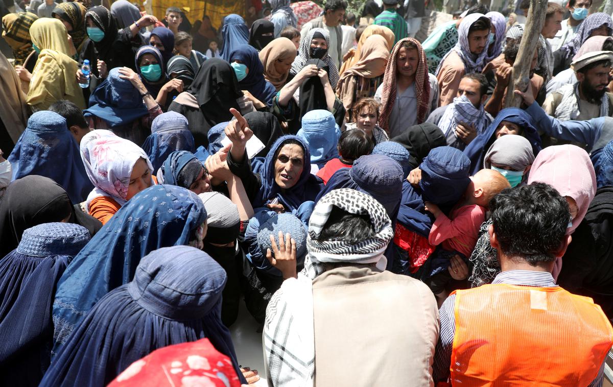 Kabul | Nestrinjanje s prepovedjo izobraževanja je danes kopica protestnic izkazala s shodom v mestu Herat, pri čemer so jih varnostne sile poskušale razgnati tudi z uporabo vodnega topa, je za dpa povedala ena od udeleženk shoda. | Foto Reuters