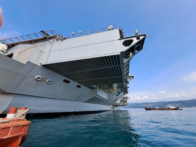 Pogled na velikansko ladjo z morske gladine tik pred vkrcanjem.
 | Foto: Aleksander Kolednik