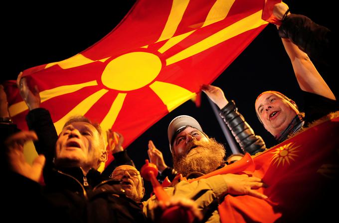 Makedonce in njihovo ozemlje so si v zgodovini lastili tako Bolgari kot Srbi. Za Makedonijo so se tudi spopadli med drugo balkansko vojno. Po balkanskih vojnah je bilo makedonsko ozemlje razdeljeno med Srbijo, Bolgarijo in Grčijo. Ozemlje, ki ga je dobila Srbija, je dobilo ime Južna Srbija, srbske oblasti pa so tudi skušale posrbiti tamkajšnje slovansko prebivalstvo. Po vzpostavitvi Titove socialistične Jugoslavije je bila na ozemlju nekdanje Južne Srbije ustanovljena republika, ki je dobila ime Makedonija. V Titovi Jugoslaviji so Makedonci dobili tudi lastni knjižni jezik. | Foto: Reuters