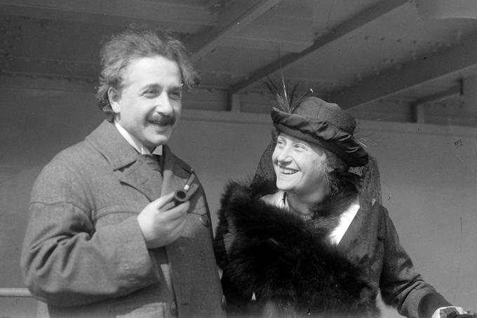 Po spletu kroži anekdota, da naj bi slavni fizik Albert Einstein nekoč obiskal lekarno in prosil za acetilsalicilno kislino. "Mislite aspirin?" Einstein je prikimal: "Da, ampak si nikakor ne morem zapomniti te besede." | Foto: Thomas Hilmes/Wikimedia Commons