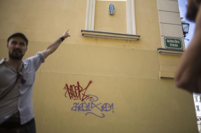 Ob grafitih je na ljubljanskih ulicah mogoče zaslediti tudi različne oblike ulične umetnosti, ki za svoj izraz uporabljajo različne medije in orodja. | Foto: Matej Leskovšek