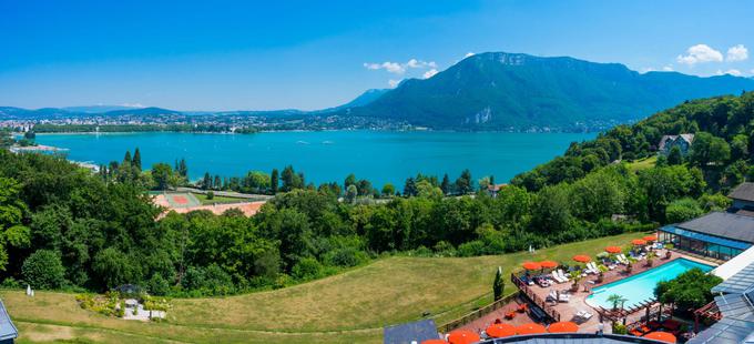 Iz njihovega hotela se razlega spektakularen razgled na jezero in okoliške gore. | Foto: spletne strani hotelov