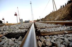 V železniški nesreči v Sevnici umrl moški, v Prvačini jo je 22-letnik odnesel brez poškodb