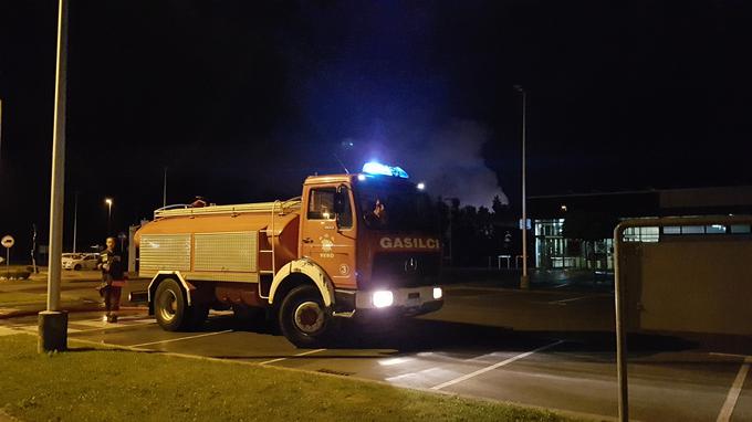 Gasilni tovornjaki so za gašenje porabili na tisoče litrov vode, ki so jo zbirali v bližnjih hidrantih. | Foto: Gregor Pavšič