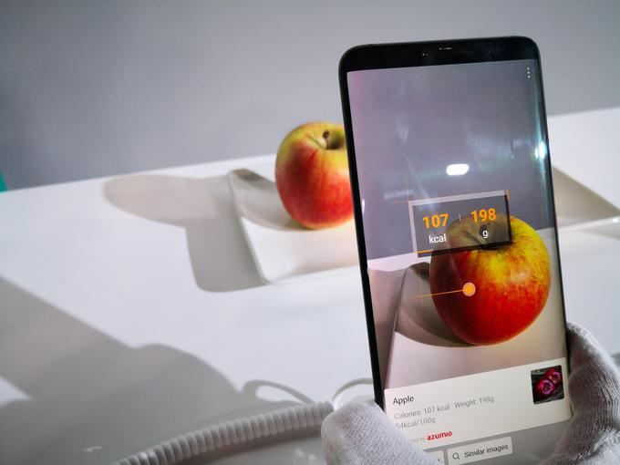 Še preden kaj zaužijemo, lahko to postavimo pred pametni telefon Huawei Mate 20 Pro, njegova umetna inteligenca pa bo to prepoznala in nas opozorila, koliko kalorij bomo s tem vnesli.  | Foto: Srdjan Cvjetović