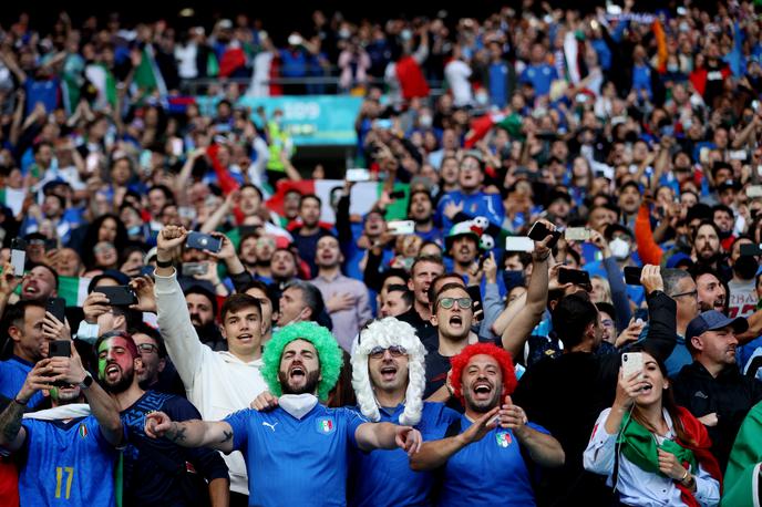 Italija : Španija, polfinale Euro 2020 | Danes bo za Italijo v finalu na Wembleyju stiskalo pesti okoli 7.500 ljubiteljev nogometa. | Foto Reuters