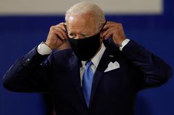 Biden za obvezno nošenje mask v ZDA, Trump to zavrača