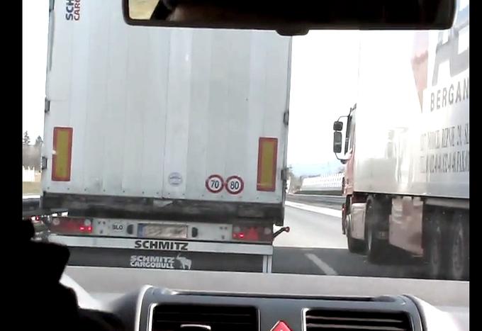 Ste tudi sami že naleteli na podobne prizore, ko prehitevanja tovornjakov trajajo tudi minuto in več? | Foto: 