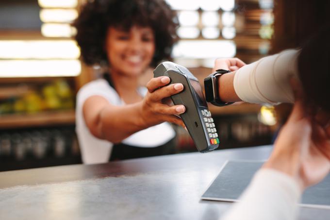 Plačevanje prek mobilne denarnice in pametne ure Slovenci že poznamo. | Foto: Thinkstock