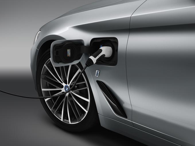 BMW je za spomlad že napovedal prihod priključnega hibrida z oznako 530e iPerformance s skupno sistemsko močjo 252 "konjev", 45-kilometrskim električnim dosegom in uradno deklarirano porabo dveh litrov na sto kilometrov. | Foto: BMW