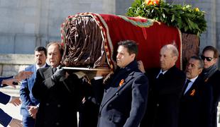V Španiji pokopali posmrtne ostanke diktatorja Franca
