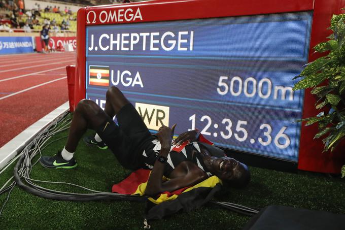 Poziranje ob svetovnem rekordu na 5.000 metrov v Monaku 14. avgusta letos | Foto: Reuters