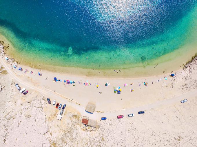 Plaža Dražica se zdi tropska: s peščeno plažo in turkizno modrim morjem. | Foto: Thinkstock
