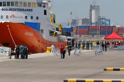 Španska ladja v Sredozemlju na krov vzela 59 migrantov