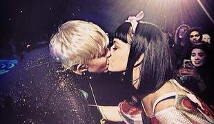 Miley poljubila Katy Perry (video)
