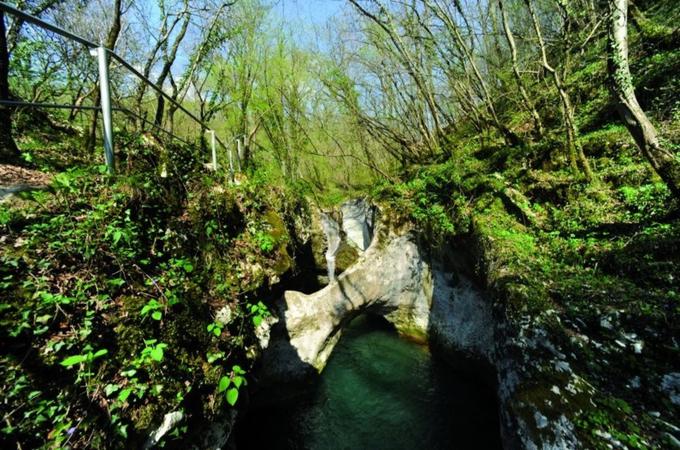 Slikovita korita z naravnim mostom Krčnik. | Foto: www.slovenia.info/sl