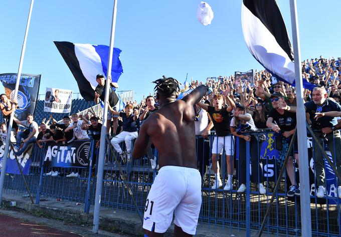 Duvan Zapata, napadalec Atalante, je tako po zmagi v Empoliju proslavljal uspeh z navijači. | Foto: Reuters