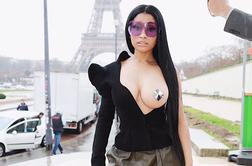 Nicki Minaj na tednu mode samozavestno razkrila svojo dojko