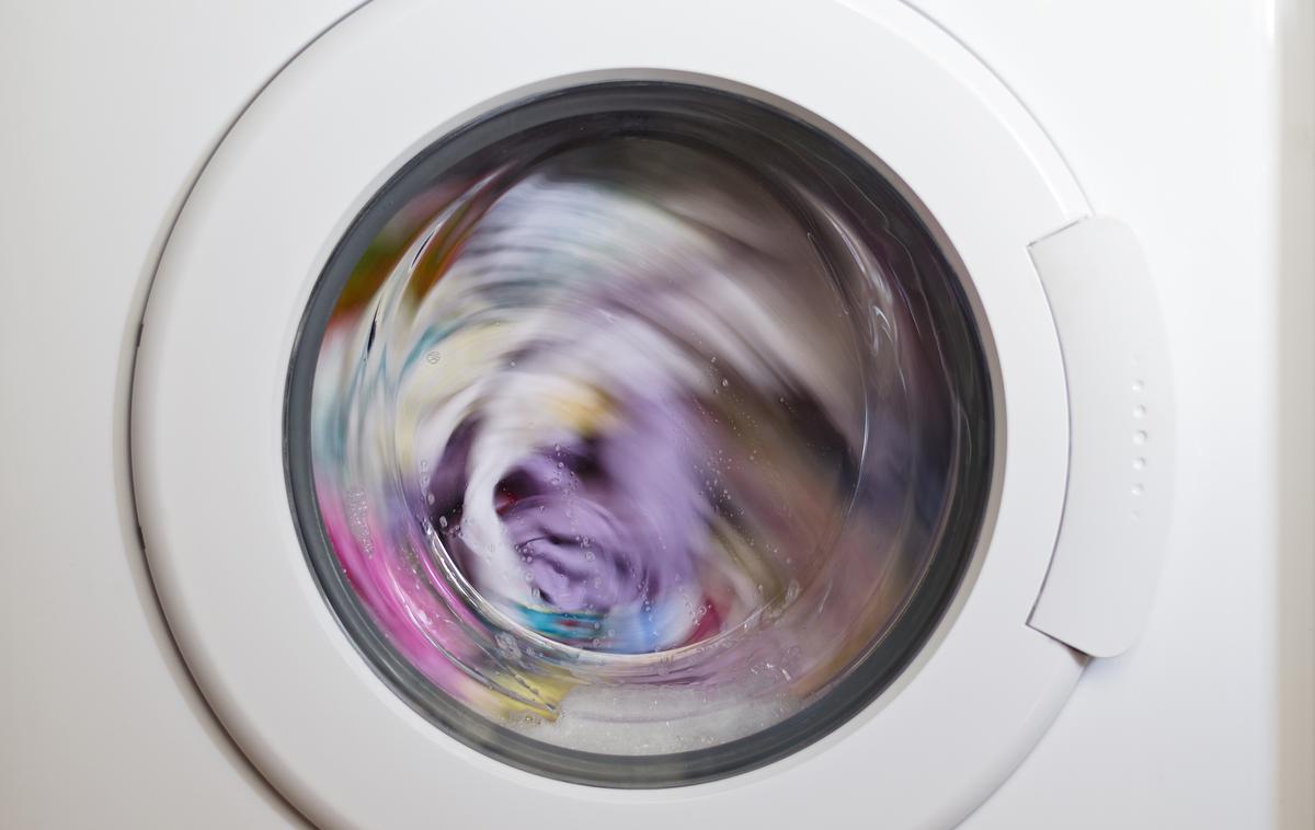 pralni stroj | Med pranjem oblačila izpuščajo vlakna, ki v primeru sintetičnih materialov postajajo mikroplastika, problematična za okolje. | Foto Thinkstock