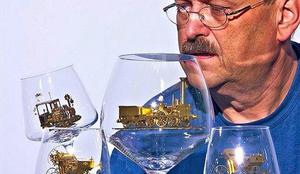Miniaturne izvedbe moderne tehnologije v stekleni čaši