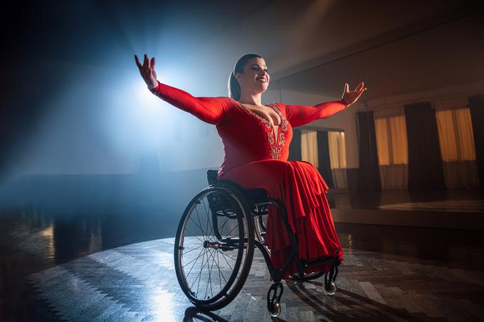 Lara Nedeljković, ki je že od rojstva na vozičku, je večkratna državna prvakinja v paraplesu, pleše solo in v paru v latinskoameriških in standardnih plesih. "Nič mi ne manjka, razen več plesa." | Foto: Peter Giodani