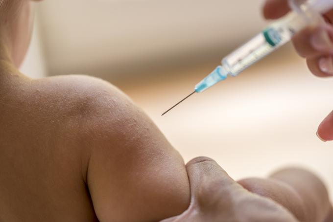 Splošno mnenje zdravstvene stroke je, da je cepljenje otrok proti nalezljivim boleznim koristno za preprečevanje epidemij med najmlajšimi in celo morebitnih smrti. | Foto: Thinkstock
