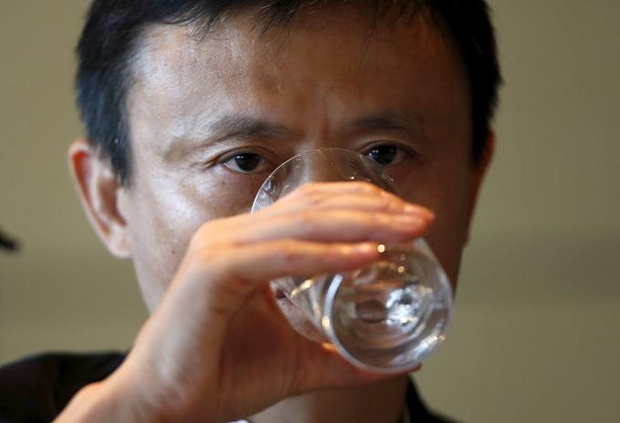 Na tej sliki je morda videti neizprosen, celo strog, a Jack Ma večino časa vsaj v javnosti ni tak. Mednarodni podjetniški svet in mediji imajo Jacka Maja radi, saj je pri svojih javnih nastopih duhovit, sproščen, spoštljiv, artikuliran in, morda najpomembneje, govori tekoče angleško.  | Foto: Reuters