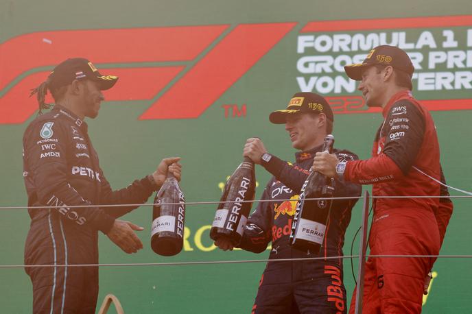 Avstrija Leclerc Verstappen Hamilton | Prvi trije so morali po slavju na zmagovalnem odru na zagovor h komisarjem. | Foto Reuters