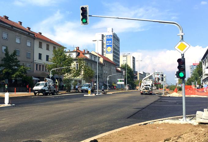 Dunajska cesta je na svojem južnem delu pri Bavarskem dvoru dobila novo semaforizirano križišče z Vilharjevo cesto. S te bo zdaj mogoče zavijati tudi levo proti središču in ne več le desno. Nov semafor bo izziv tudi za mestni nadzorni center semaforiziranih križišč, saj bosta zdaj na južnem začetku Dunajske ceste v razmiku 200 metrov kar dve z vozili natrpani križišči.  | Foto: Gregor Pavšič